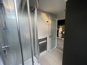Lejlighed - 1 queensize-seng | Badeværelse | Bruser, håndklæder