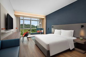 Standard Room, 1 King Bed, Courtyard View | Free WiFi, bed sheets