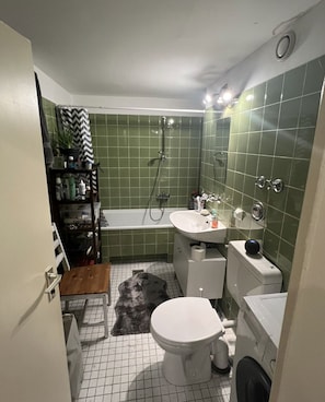 Combined shower/tub