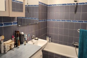 Badewanne, Handtücher, Seife, Toilettenpapier