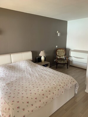 2 Schlafzimmer, Reisekinderbett, kostenloses WLAN, Bettwäsche