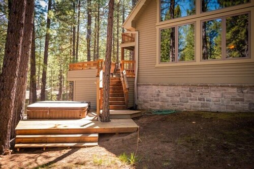 Luxurious & Cozy Home, w/ Hot Tub and Bikes!