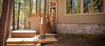 Luxurious & Cozy Home, w/ Hot Tub and Bikes!