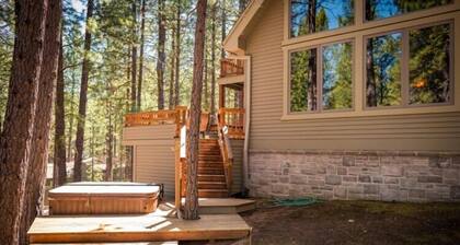 Luxurious & Cozy Home, w/ Hot Tub and Bikes!