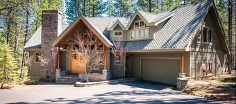 Luxurious & Cozy Home, w/ Hot Tub and Bikes!