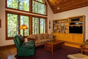 暖炉、DVD プレーヤー、ステレオ