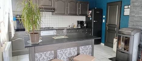 Réfrigérateur, micro-ondes, four, plaque de cuisson