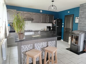 Réfrigérateur, micro-ondes, four, plaque de cuisson