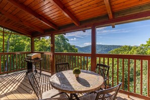 Outdoor dining - Whispering Ridge Retreat - 7 mins. to downtown Boone, hot tub, great views, pool table! (Boone)