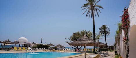 Alberca techada y alberca al aire libre por temporada