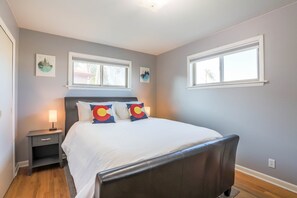 5 Schlafzimmer, Schreibtisch, Bügeleisen/Bügelbrett, kostenloses WLAN