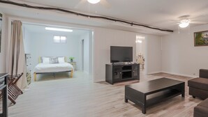 Ein modernes Wohnzimmer mit Flachbildfernseher, Couchtisch und Sofa.