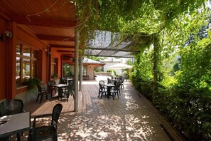 Outdoor dining - Hotel Centro Benessere Gardel (Arta Terme)