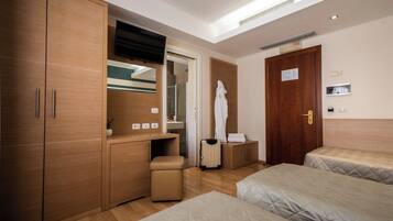 Chambre Triple | Coffres-forts dans les chambres, Wi-Fi gratuit