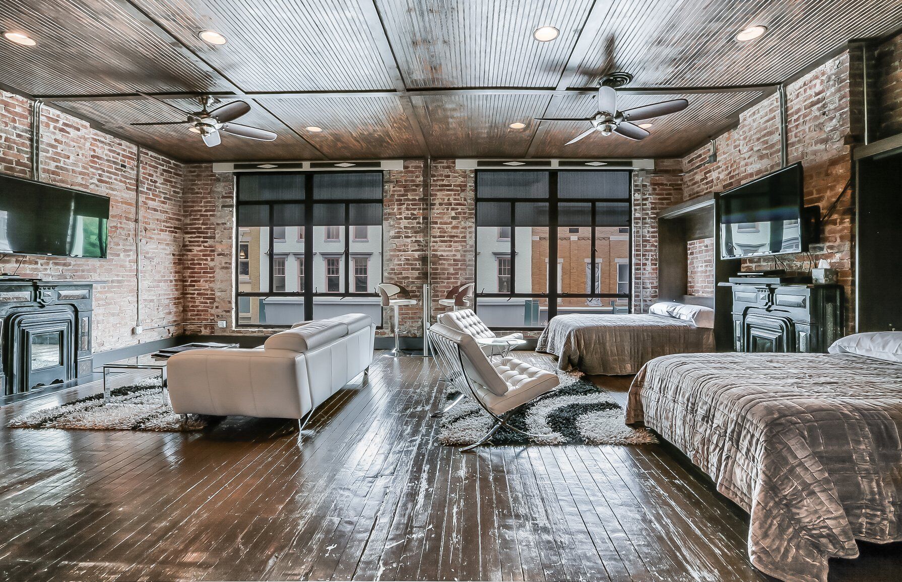 SLEEPS 6! Loft w/1 Queen & 2 Doubles, Bar, 2 TVs
