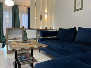 Smart-TV, Netflix, Tischtennisplatte, Bücher