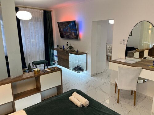 La Luna ⭐⭐⭐⭐⭐ Premium Deluxe Apartment with Pool & Jacuzzi Bikes and Parking