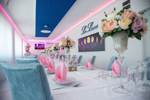 Banquet hall - La Luna ⭐⭐⭐⭐⭐ Premium Deluxe Apartment with Pool & Jacuzzi Bikes and Parking (Našice)