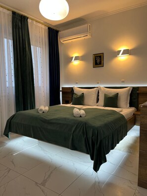 1 bedroom, in-room safe, desk, soundproofing