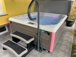 Outdoor spa tub - La Luna ⭐⭐⭐⭐⭐ Premium Deluxe Apartment with Pool & Jacuzzi Bikes and Parking (Našice)