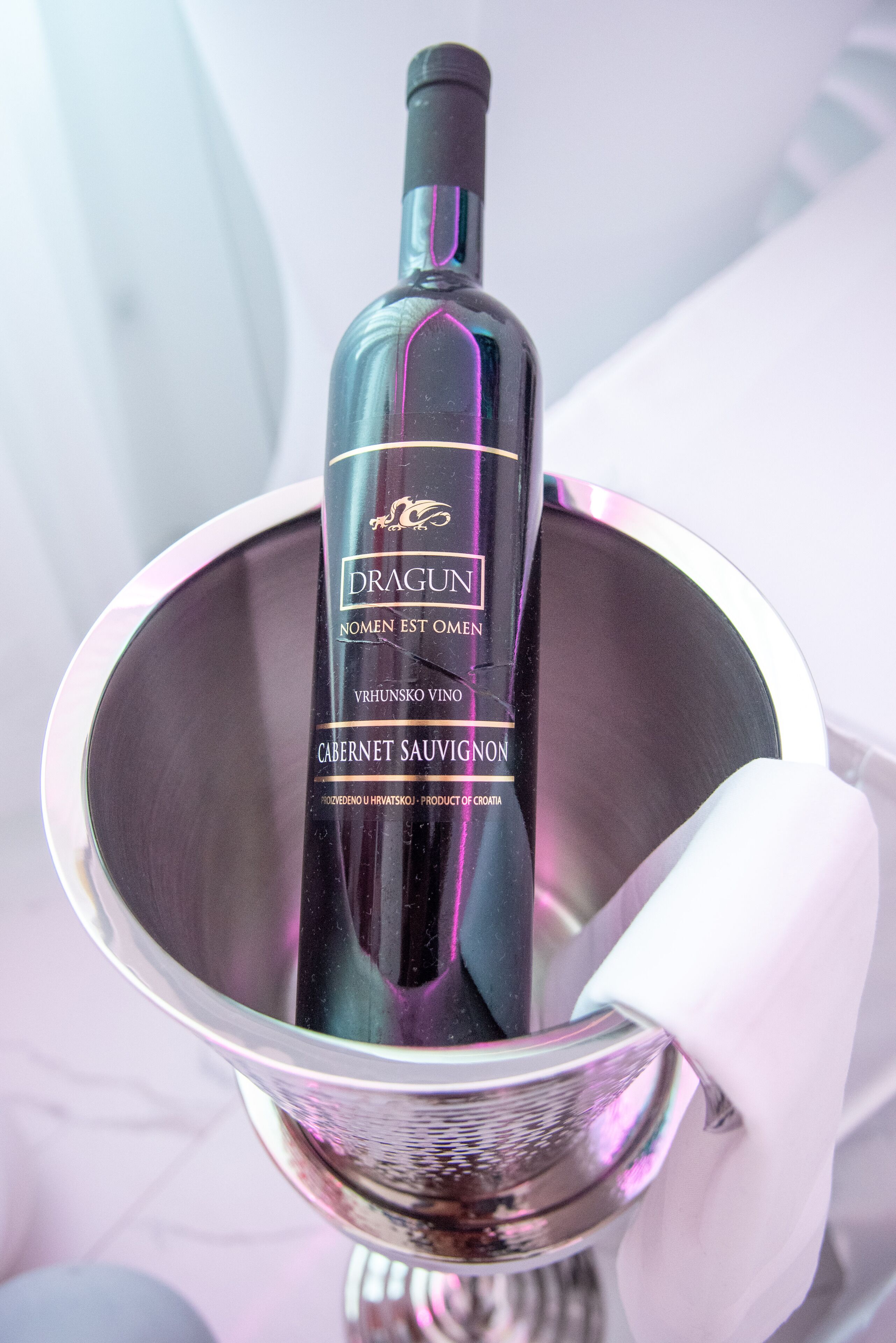 Eine Flasche Dragun Cabernet Sauvignon in einem Metallkübel.