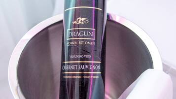 Eine Flasche Dragun Cabernet Sauvignon in einem Metallkübel.
