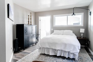 1 bedroom, free WiFi, bed sheets - Bright 1BR in Historic Home Walk to UM & Downtown Mid-Term Stays Allowed (Missoula)