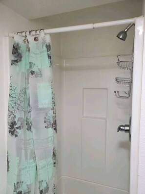 Chuveiro, secador de cabelo, toalhas de banho, sabonete