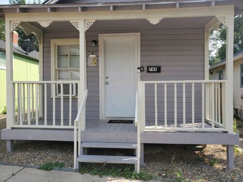 Stylish Retreat w/ Queen Bed • Fast WiFi • Free Parking
