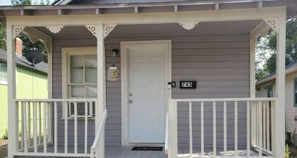 Stylish Retreat w/ Queen Bed • Fast WiFi • Free Parking