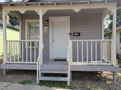 Stylish Retreat w/ Queen Bed • Fast WiFi • Free Parking