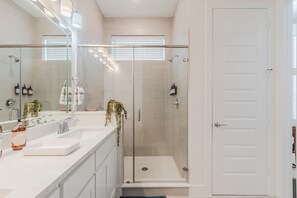 Duschwanne, Haartrockner, Bidet, Handtücher