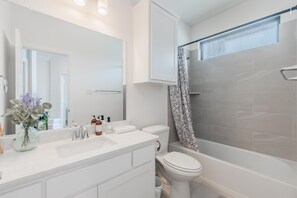 Combined shower/bathtub, hair dryer, bidet, towels