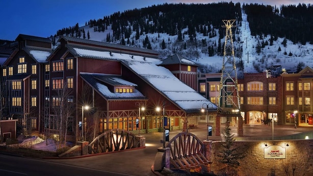 Eine Lodge mit mehreren Gebäuden, einer Seilbahn und einem Schild für den Marriott Vacation Club.