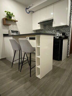 Kühlschrank, Ofen, Wasserkocher mit Kaffee-/Teezubehör, Kaffeemühle