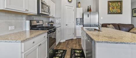 Frigorífic, microones, forn i placa de cuina