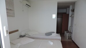A hotel room with two beds, a desk, and a chair. - Room in Brela with Seaview, Terrace, Air condition, WIFI (4947-2) (Brela)