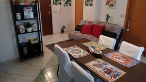 A living room with a sofa, coffee table, and decorative items. - Holiday home in the Palazzo dei Normanni area and historic center. (Palermo)
