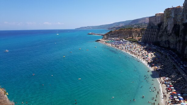 A coastal town with a beach, boats, and buildings along the cliffside. - Holiday home in the Palazzo dei Normanni area and historic center. (Palermo)