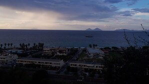 A coastal town with buildings and a view of the sea and distant mountains. - Holiday home in the Palazzo dei Normanni area and historic center. (Palermo)