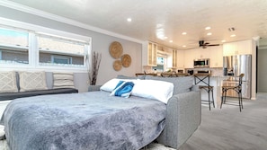 4 bedrooms, desk, WiFi, bed sheets