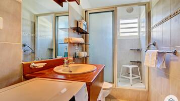 Ducha, secador de pelo, toallas, jabón