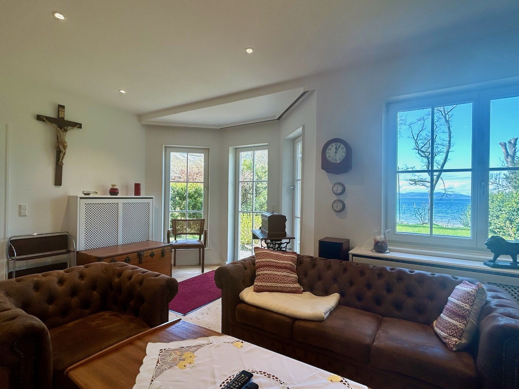 TV, fireplace, DVD player, books