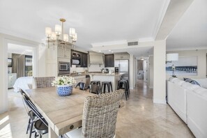 Dining - SweptAway- Gorgeous Beachside 1 Condo in Sandestin Golf and Beach Resort (Miramar Beach)
