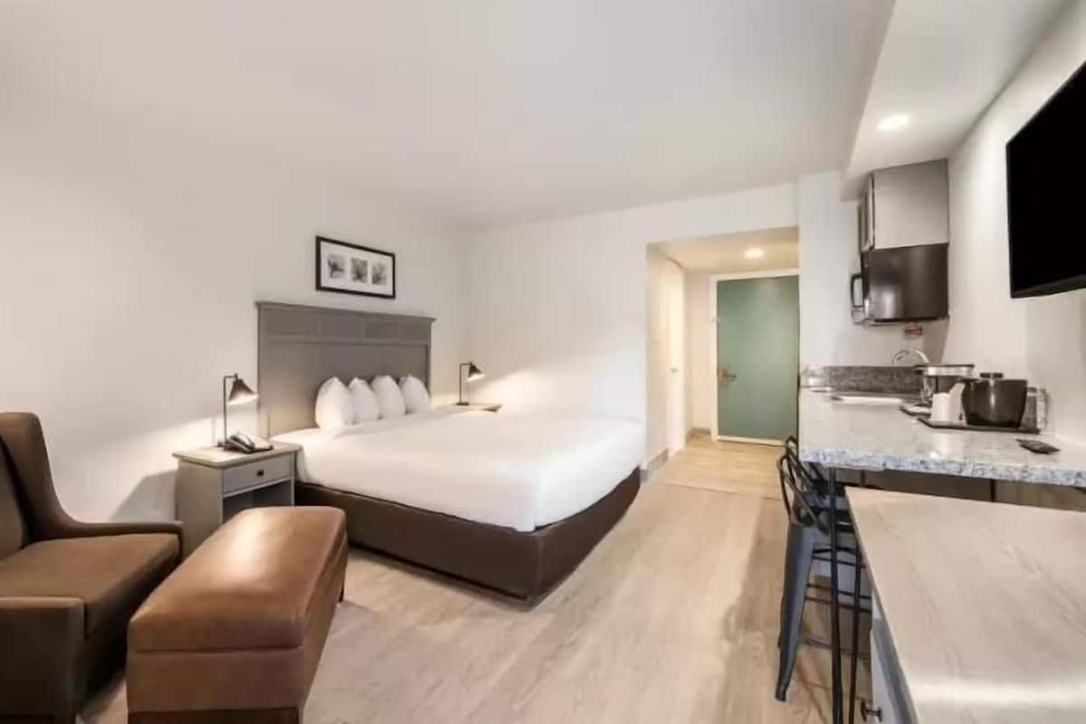 Laptop workspace, free WiFi, bed sheets