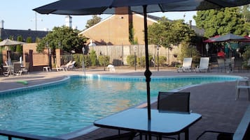 Piscina a l'aire lliure de temporada, para-sols i gandules
