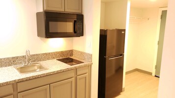 Refrigerador con freezer, microondas, placa de cocina, cafetera/tetera