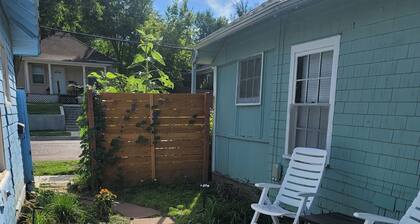 Relaxing downtown Cottage