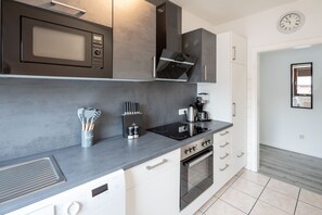 Refrigerador, horno, parrilla de estufa y lavavajillas 