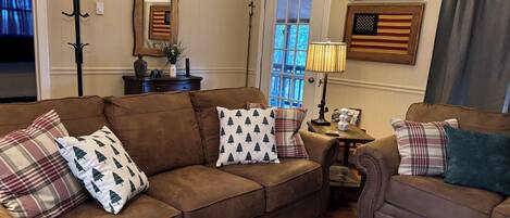 Smart-tv, een open haard en boeken